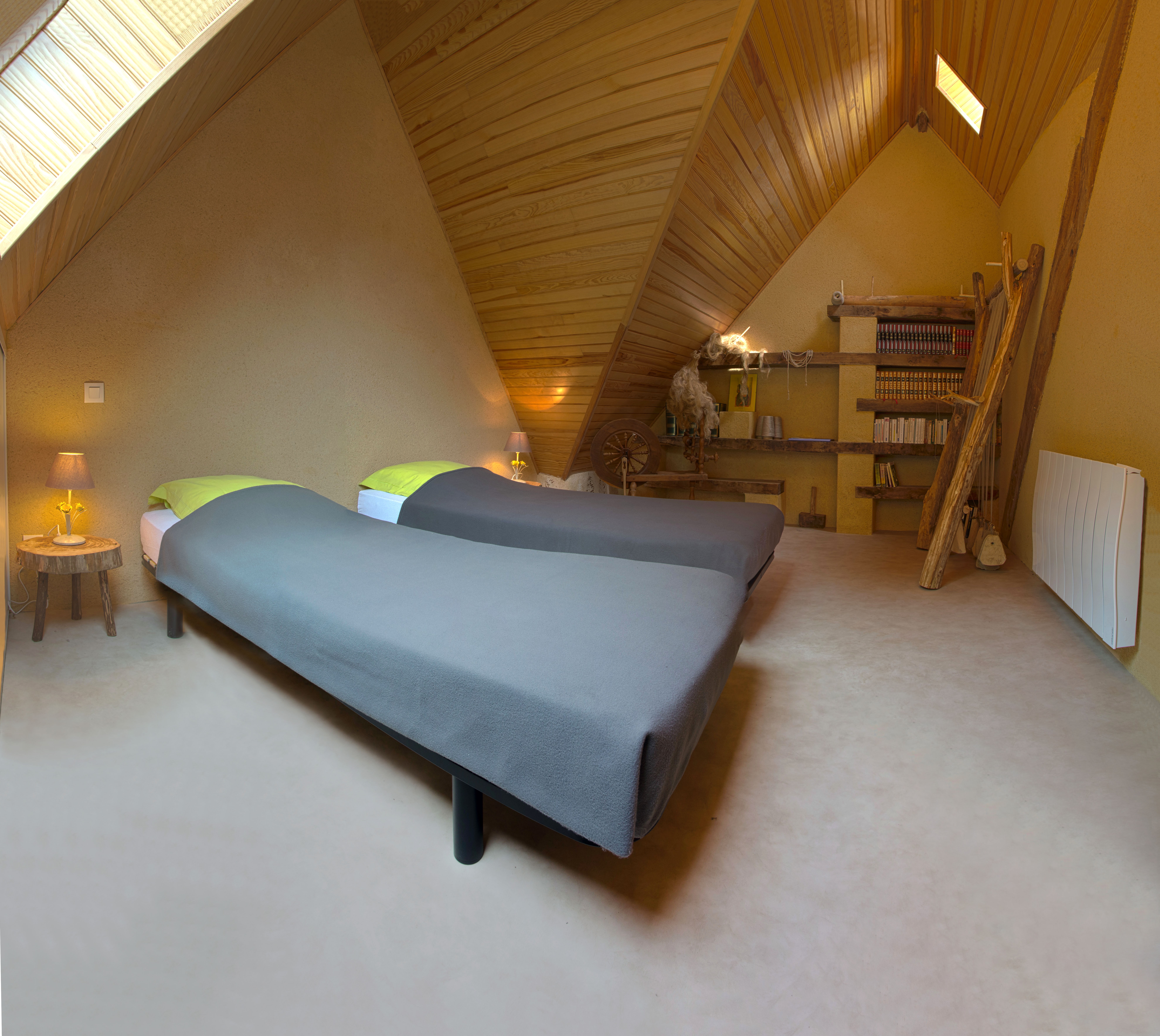 Chambre mansardée au 2nd étage avec deux lits 80x190 cm ou 1 lit 160x190 cm, avec rangements.