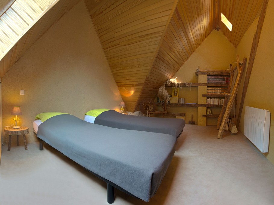 Chambre mansardée au 2nd étage avec deux lits 80x190 cm ou 1 lit 160x190 cm, avec rangements.