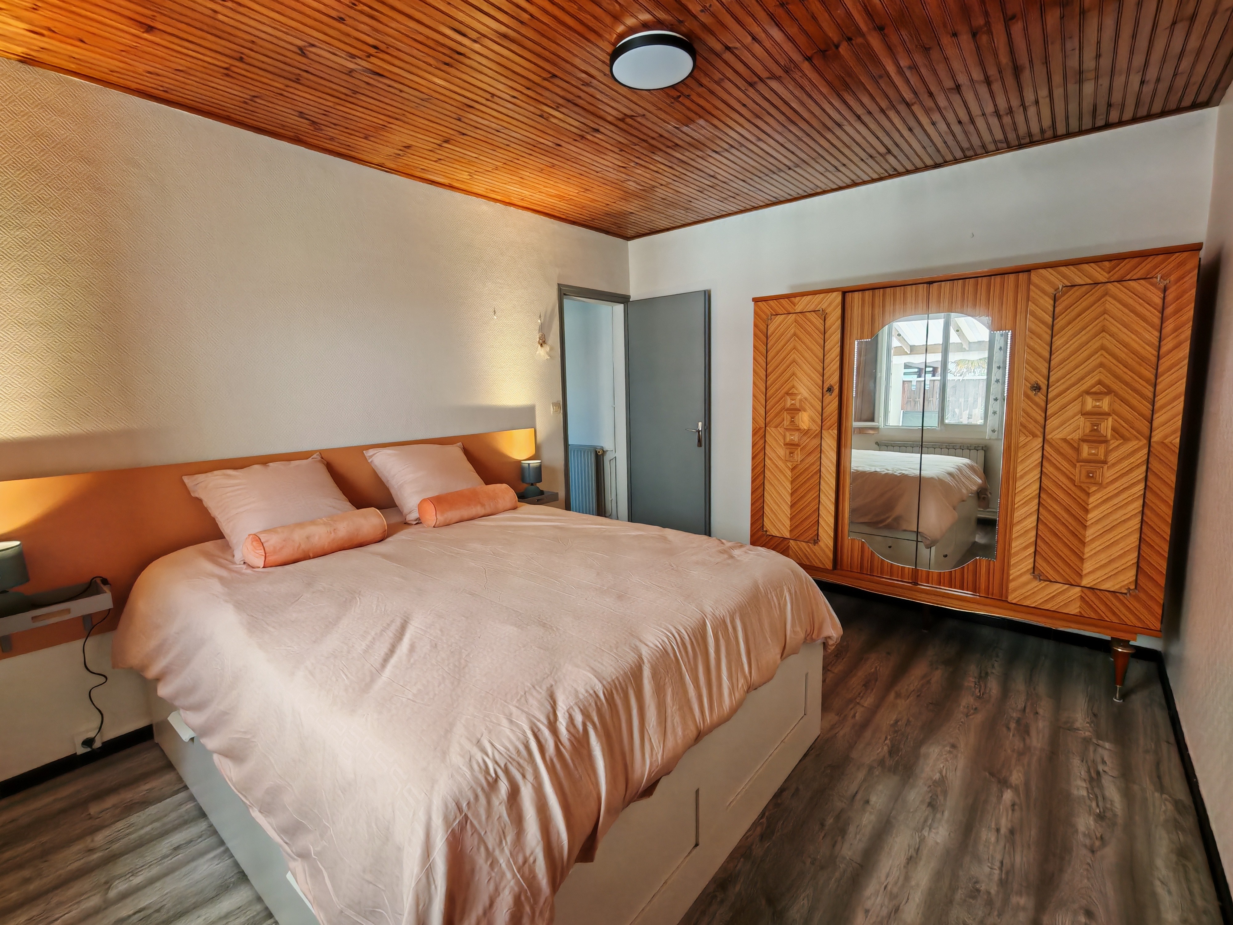 Bedroom with 160 cm bed