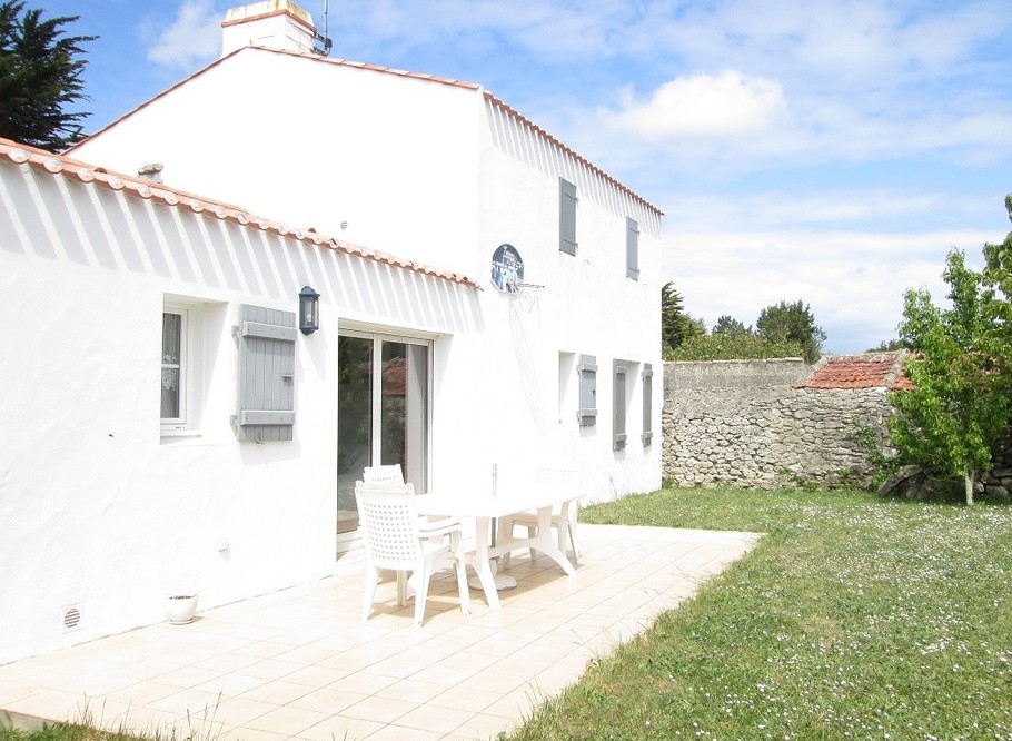 la maison vue de l'arrière et son jardin clos