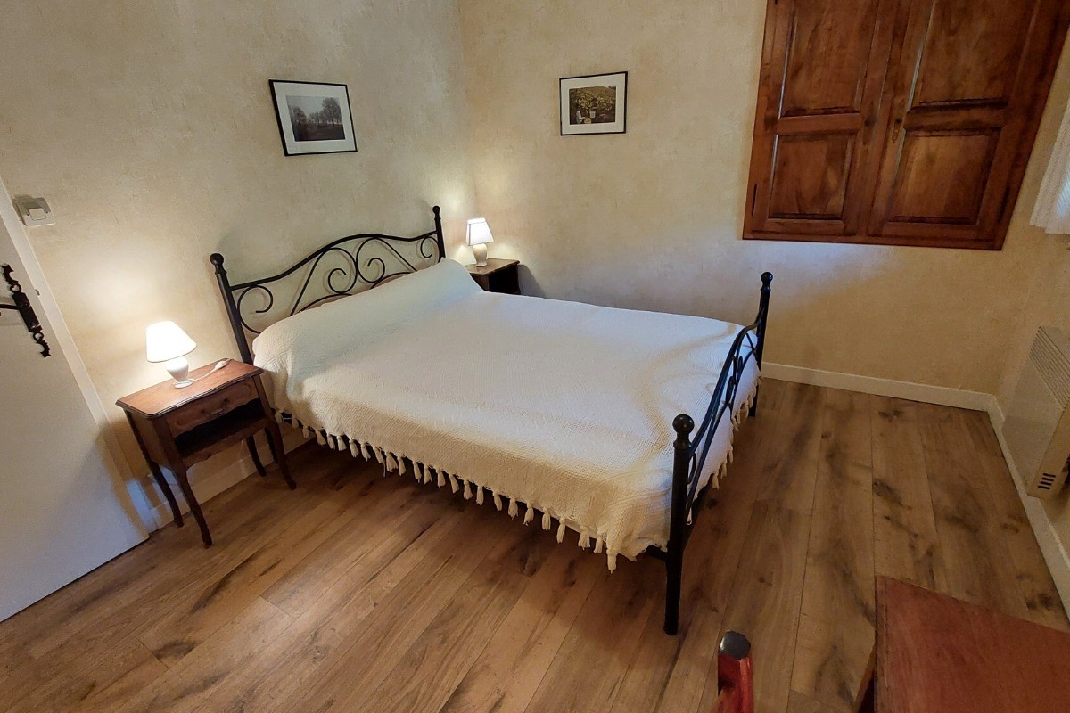 "Chambre lumineuse avec un lit double de 140 cm, parfaite pour un séjour reposant.