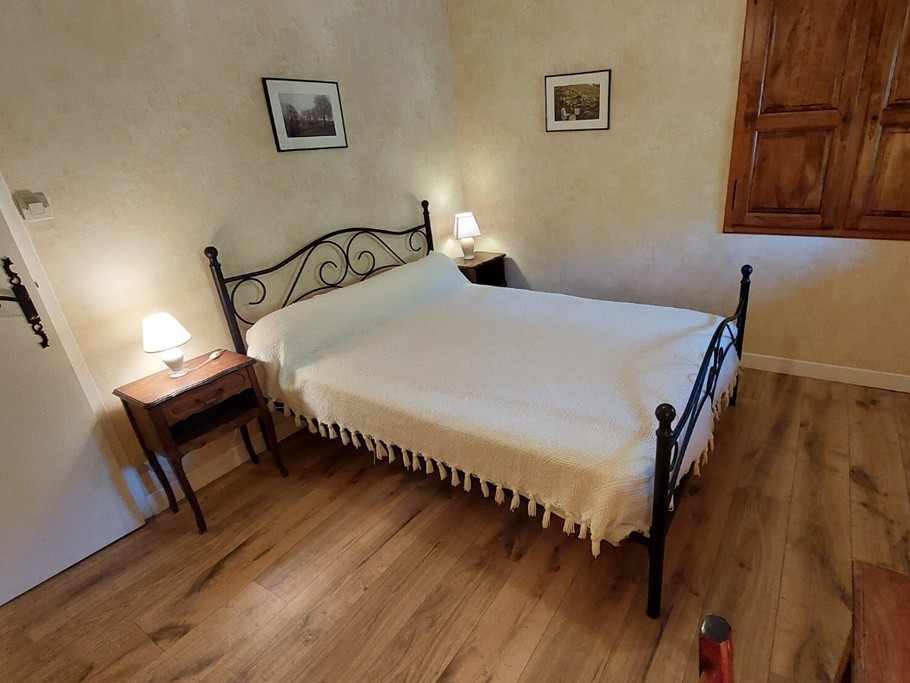 "Chambre lumineuse avec un lit double de 140 cm, parfaite pour un séjour reposant.