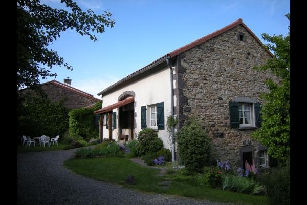 La maison vue de l'entrée du jardin à votre arrivée.