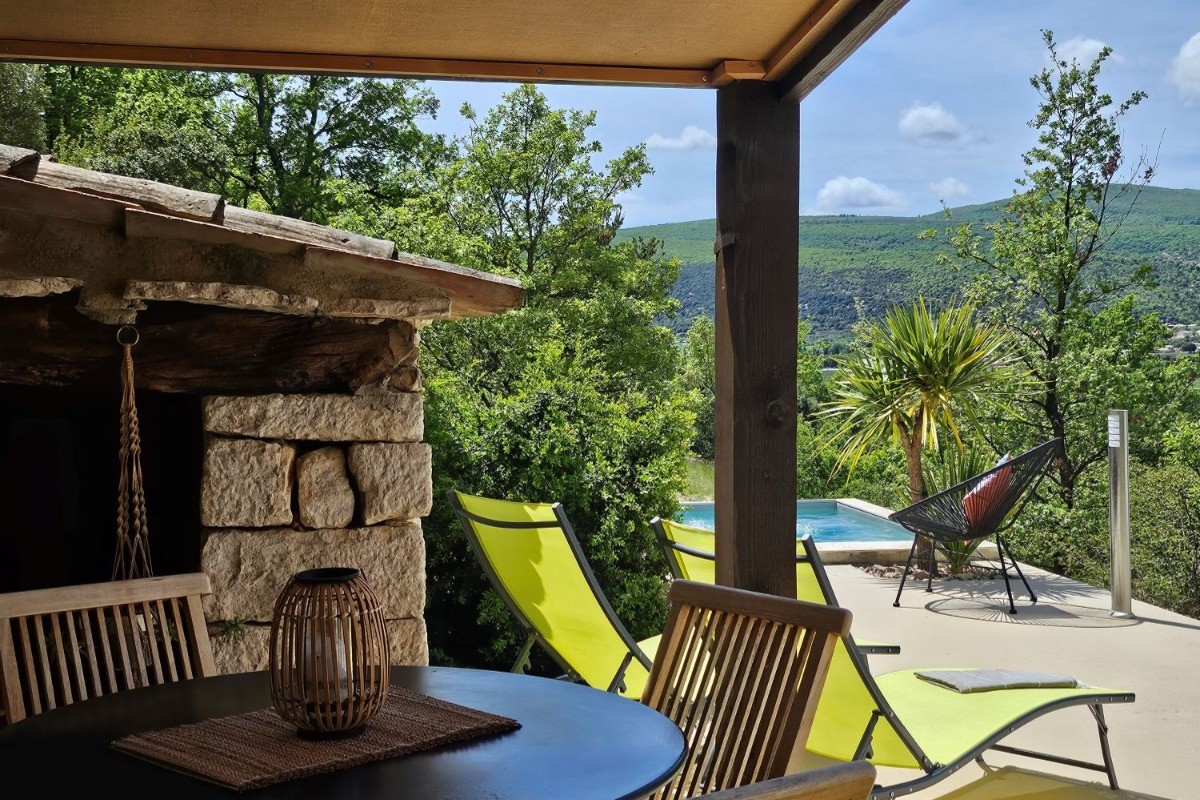 Terrasse ombragée, Gîte le Larès, Domaine la Melette