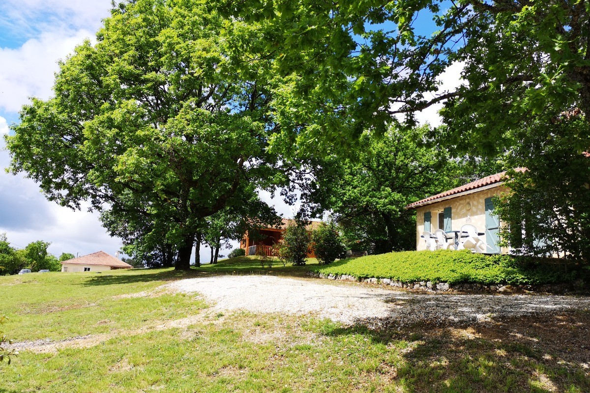 Vue jardin Village de Gîtes Les Collines d'Eyvigues 24580 Salignac Eyvigues Clévacances