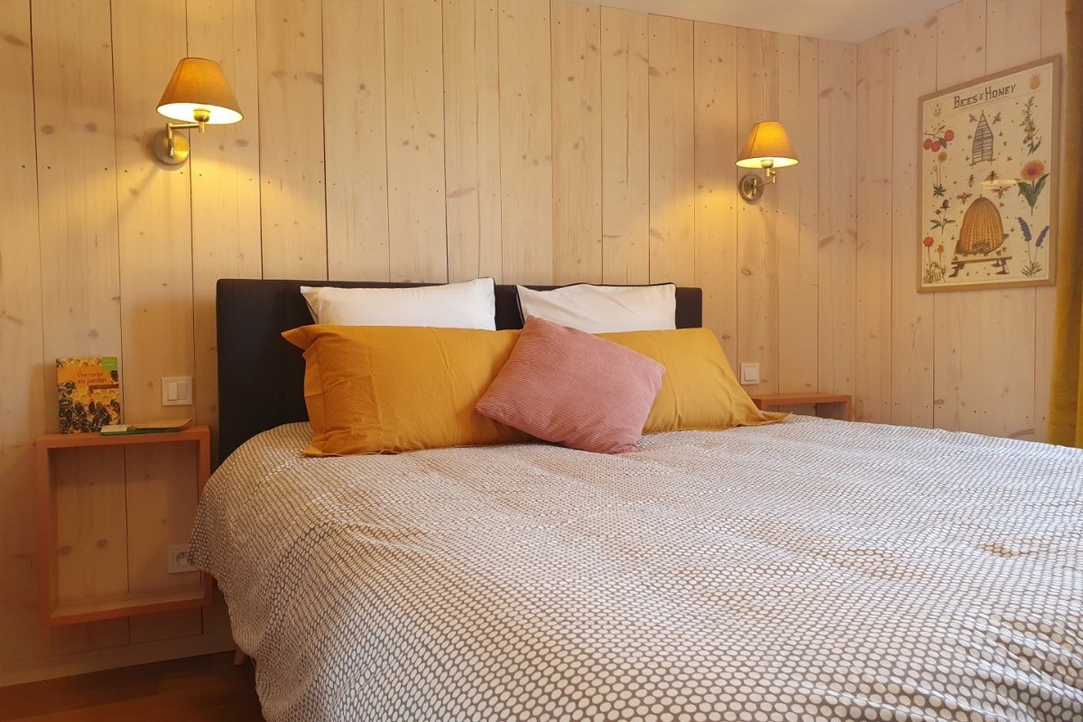 Chambre indépendante de plain-pied avec lit queen size 160x200, dressing et bureau / coiffeuse