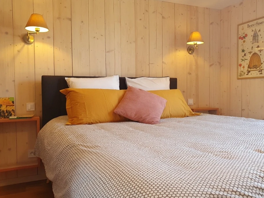 Chambre indépendante de plain-pied avec lit queen size 160x200, dressing et bureau / coiffeuse