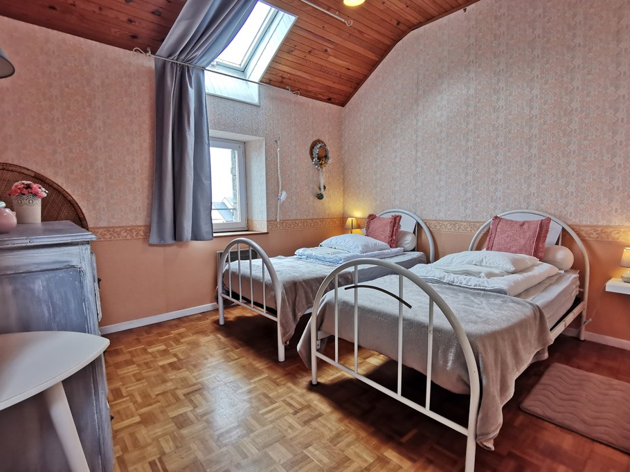 Floor: Bedroom 2 – 2 single beds (90)