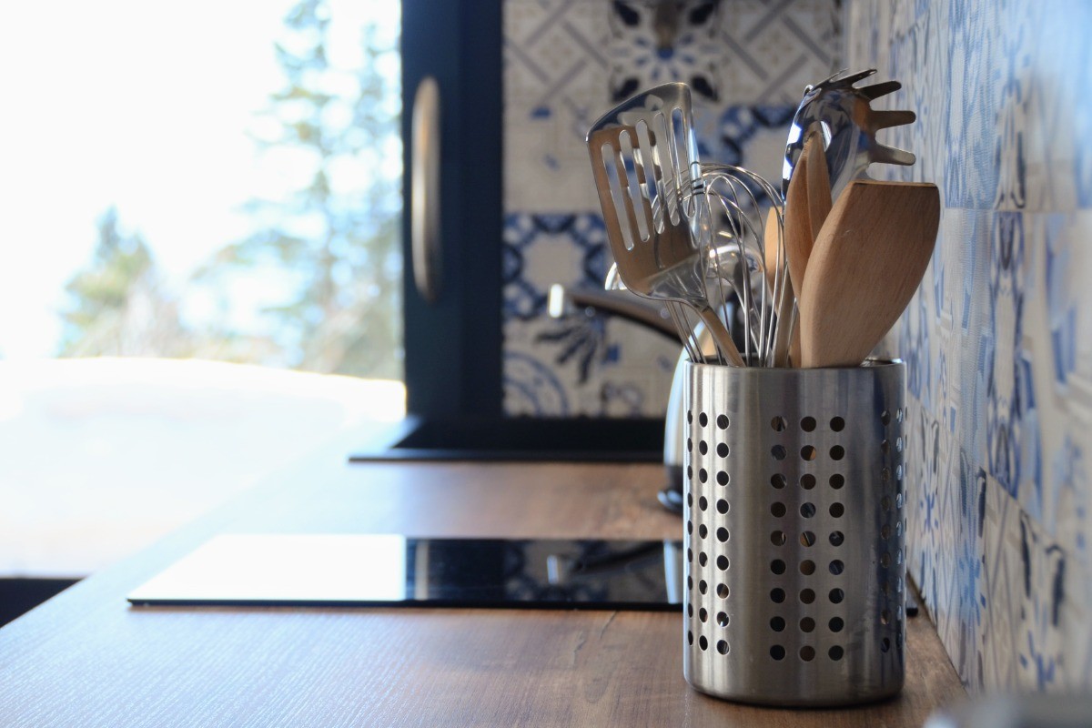 Préparez de bons petits plats dans cette cuisine équipée et fonctionnelle