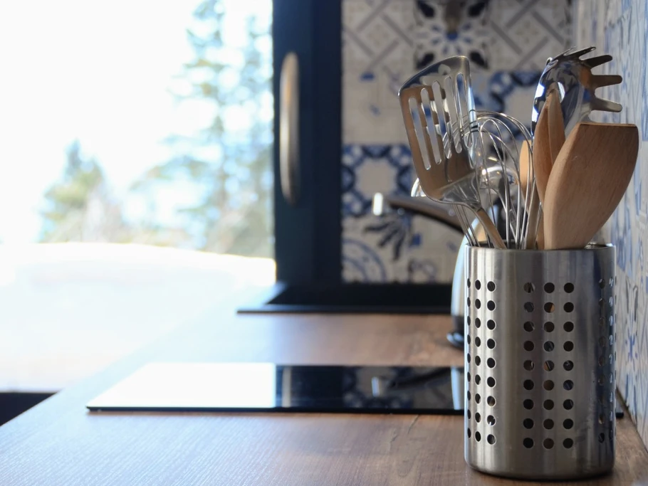 Préparez de bons petits plats dans cette cuisine équipée et fonctionnelle