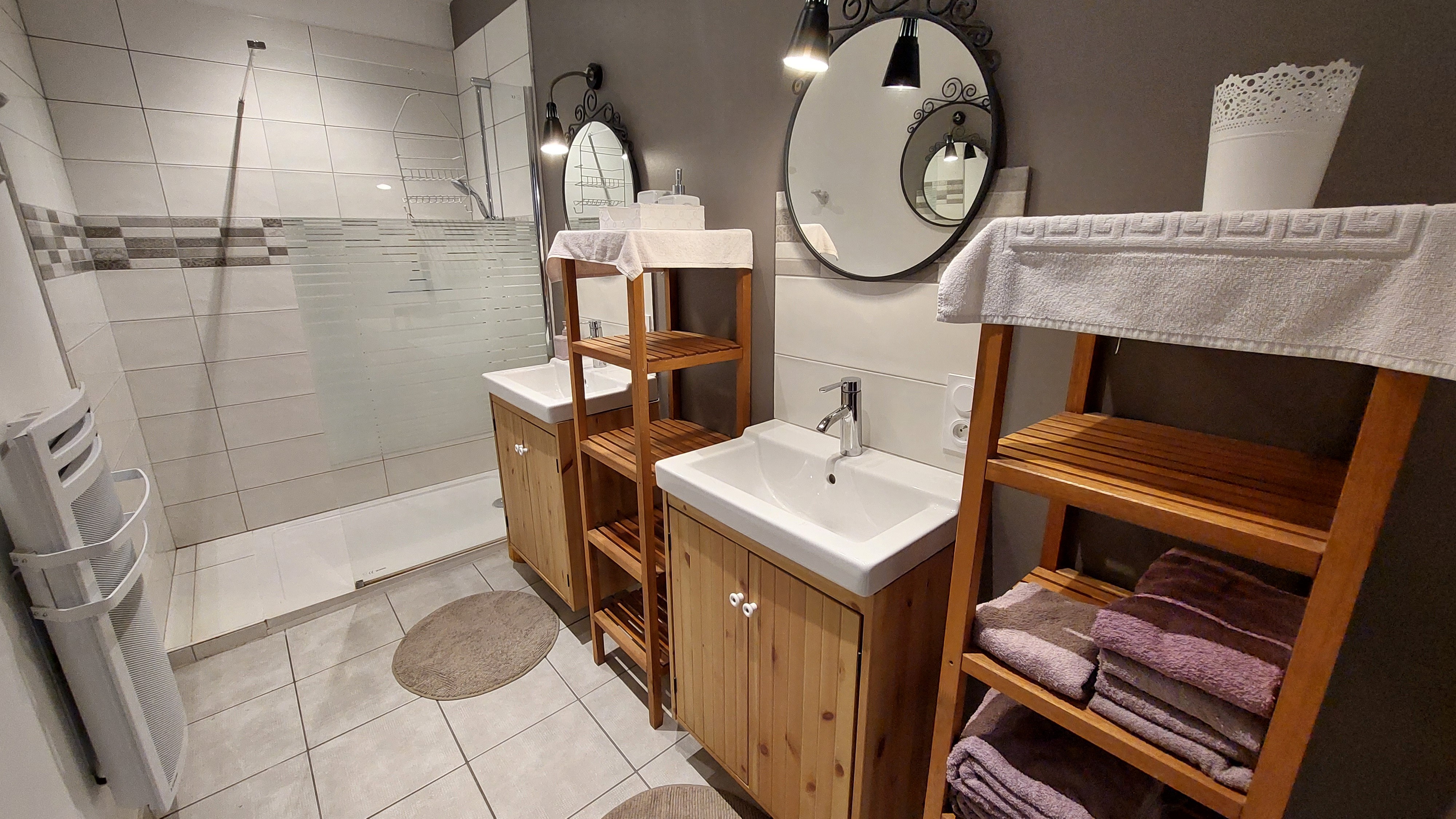 Grande douche à l'italienne dans la salle de bain