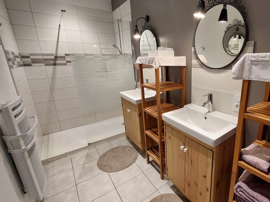 Grande douche à l'italienne dans la salle de bain