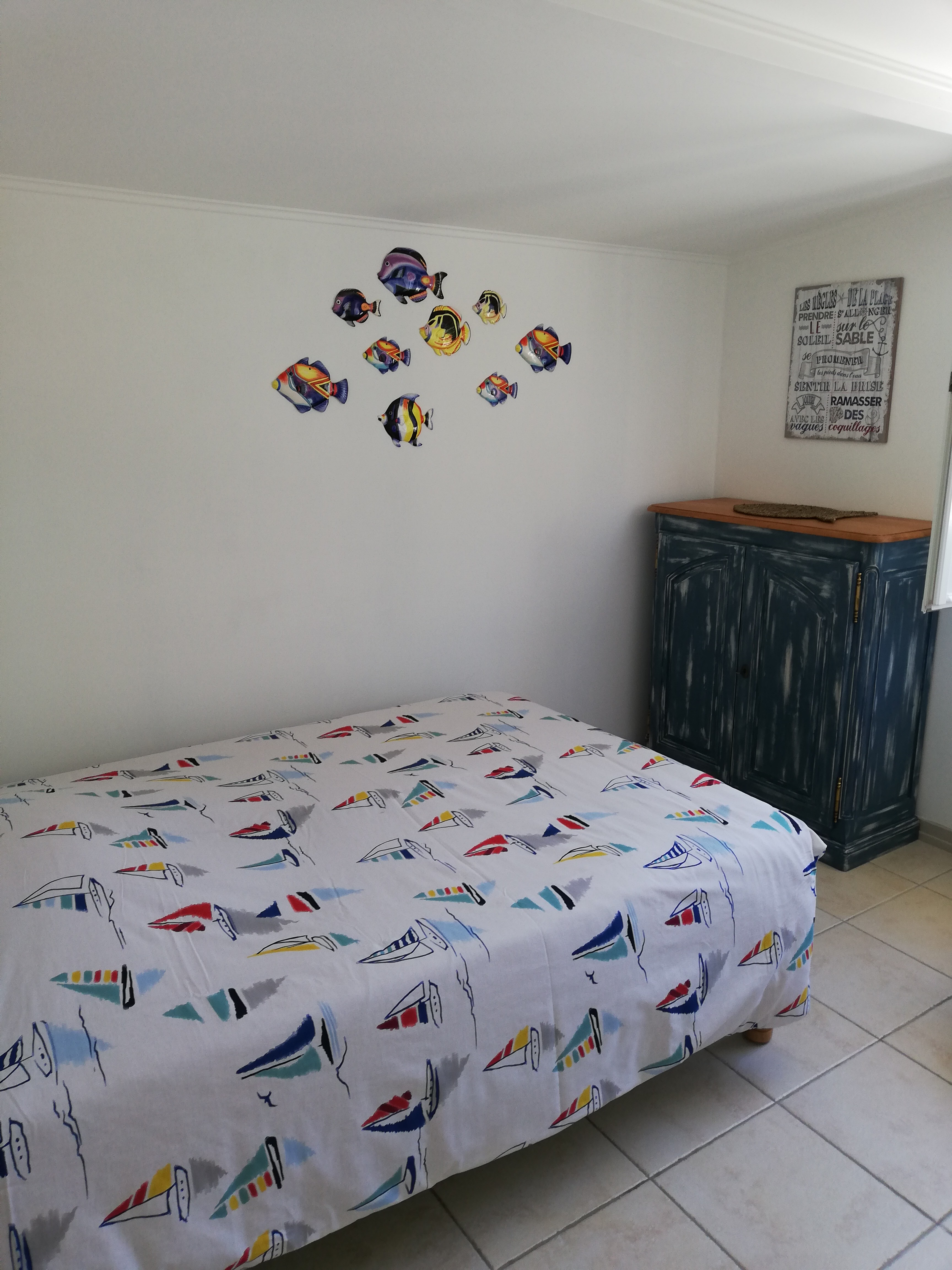 Petite chambre au lit de 120 et son meuble de rangement