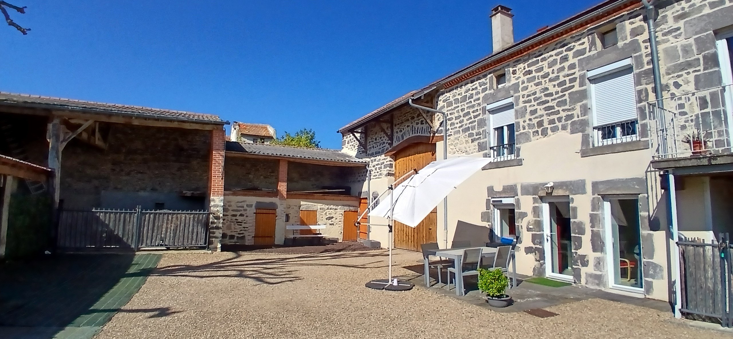 La Demeure d'Esli, Davayat: The enclosed courtyard