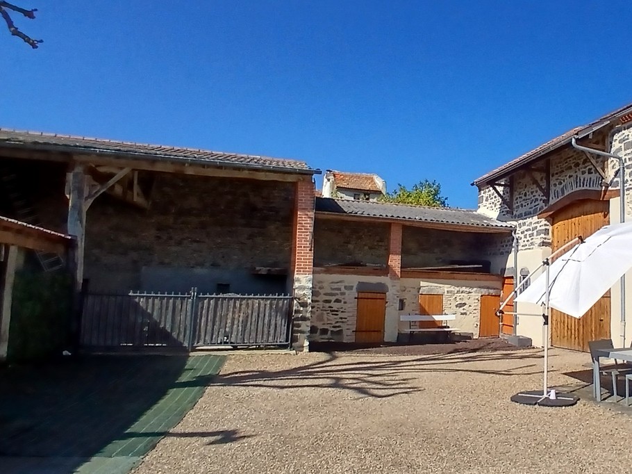 La Demeure d'Esli, Davayat: The enclosed courtyard