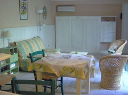 la pièce avec son couchage en 140 rabattu