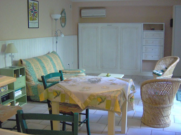 la pièce avec son couchage en 140 rabattu