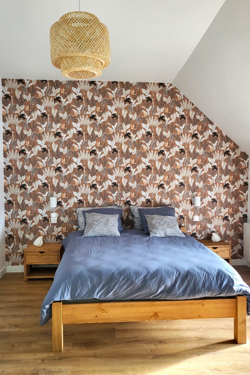 Chambre 1 pour deux personnes avec TV et sa grande salle de bain double vasques (baignoire et douche) et WC séparés. Possibilité d'un couchage d'appoint.