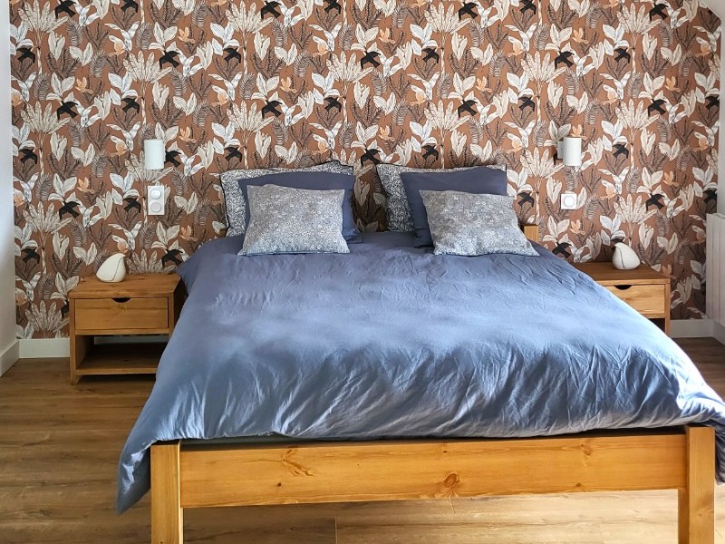 Chambre 1 pour deux personnes avec TV et sa grande salle de bain double vasques (baignoire et douche) et WC séparés. Possibilité d'un couchage d'appoint.