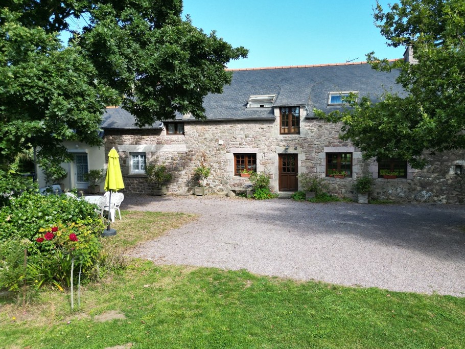 LONGERE COTE COUR ORIENTEE PLEIN SUD