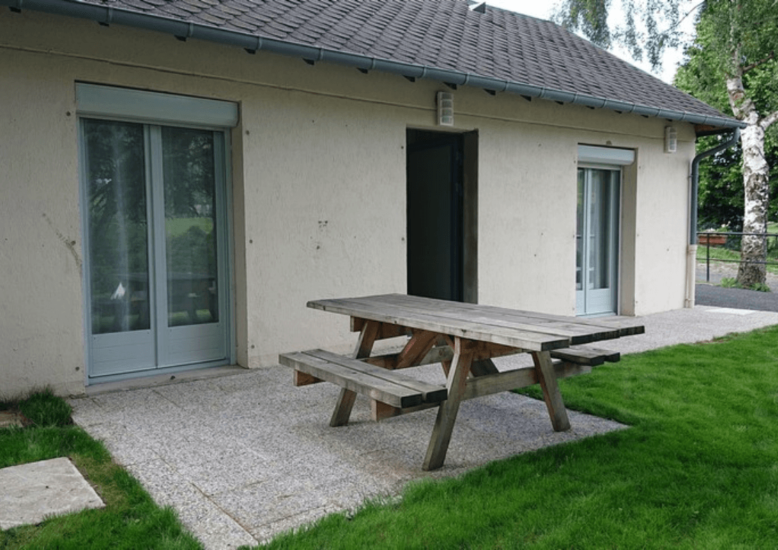 Extérieur avec terrasse : Terrasse privée du gîte avec vue sur la nature, équipée d'une table de pique-nique pour profiter des repas en plein air.