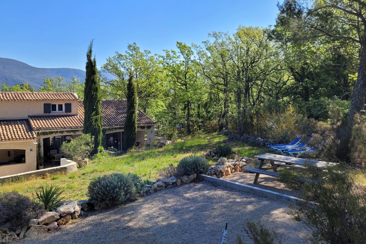 Vue maison côté montagne, Clos de la Chesnaye à Mons (Var, Provence)