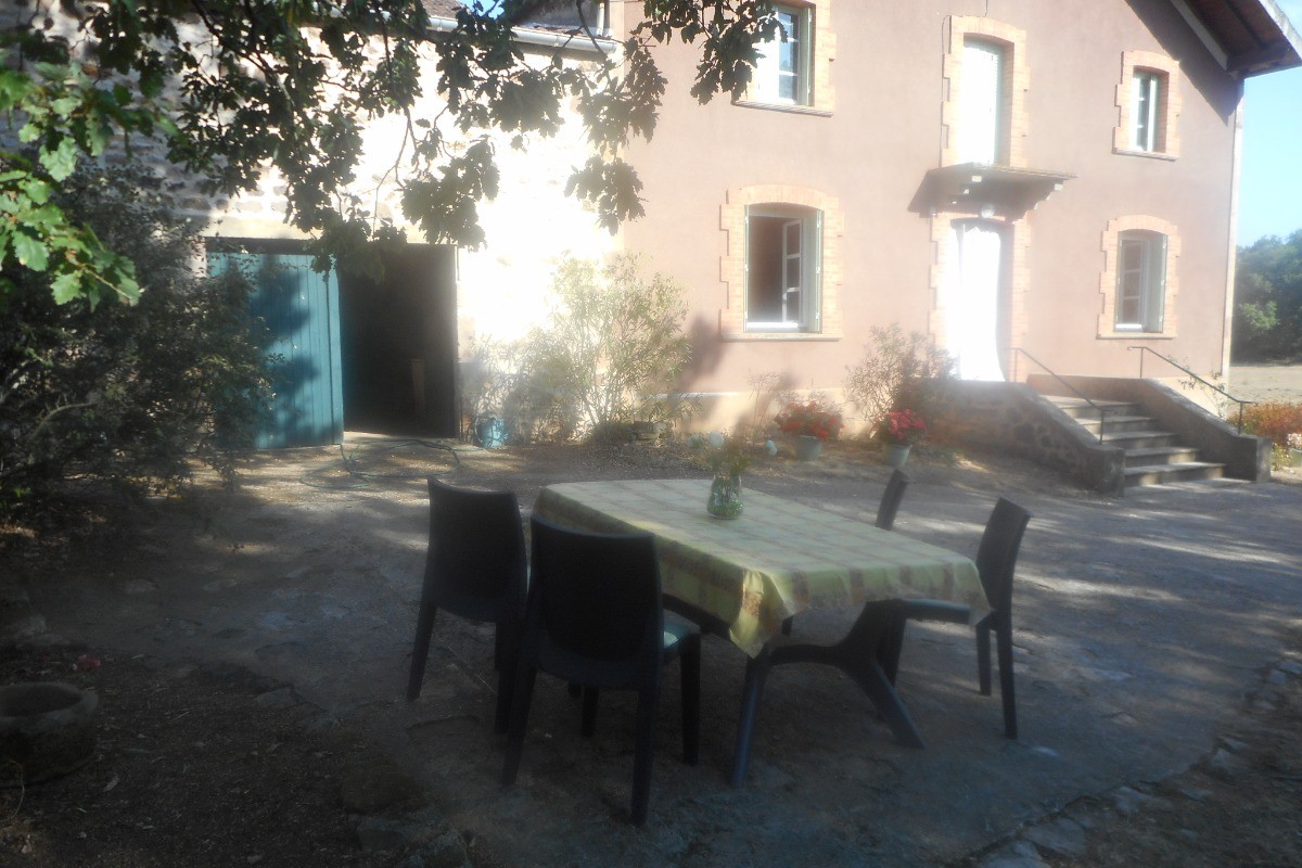 Gite Combefa-Cordes-Coin repas à l'ombre