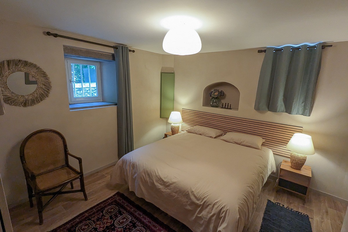 Chambre1 (RDC) : lit king size modulable en 2 lits en 90x200cm