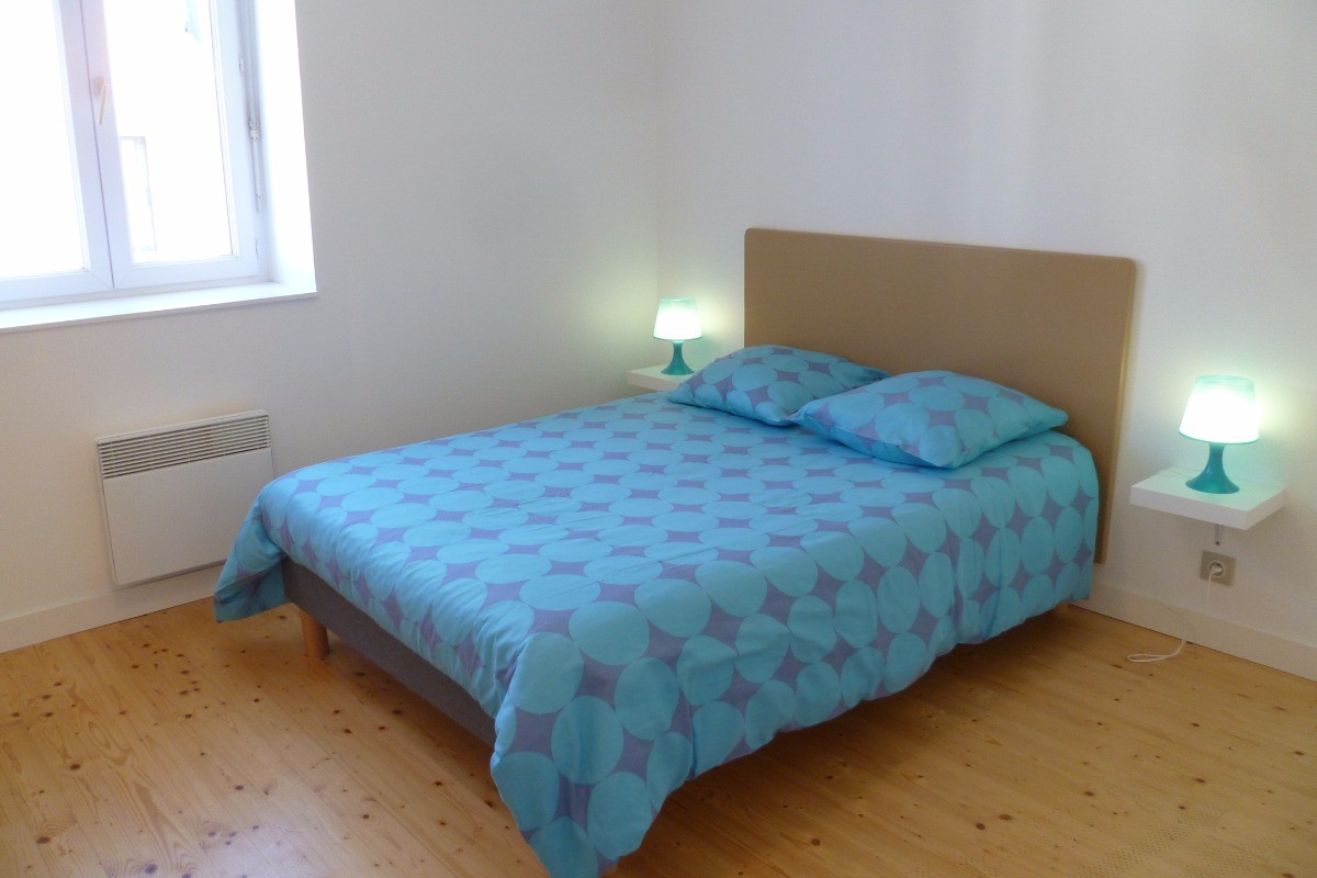 Chambre 2 au 1er étage avec salle d'eau et WC privatifs