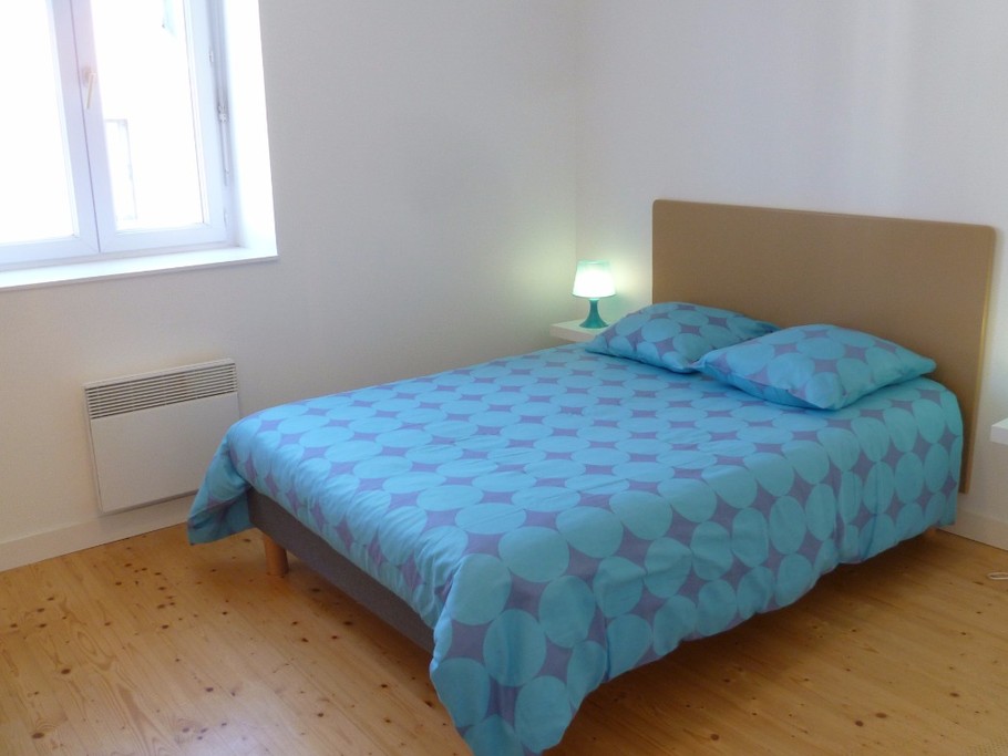 Chambre 2 au 1er étage avec salle d'eau et WC privatifs