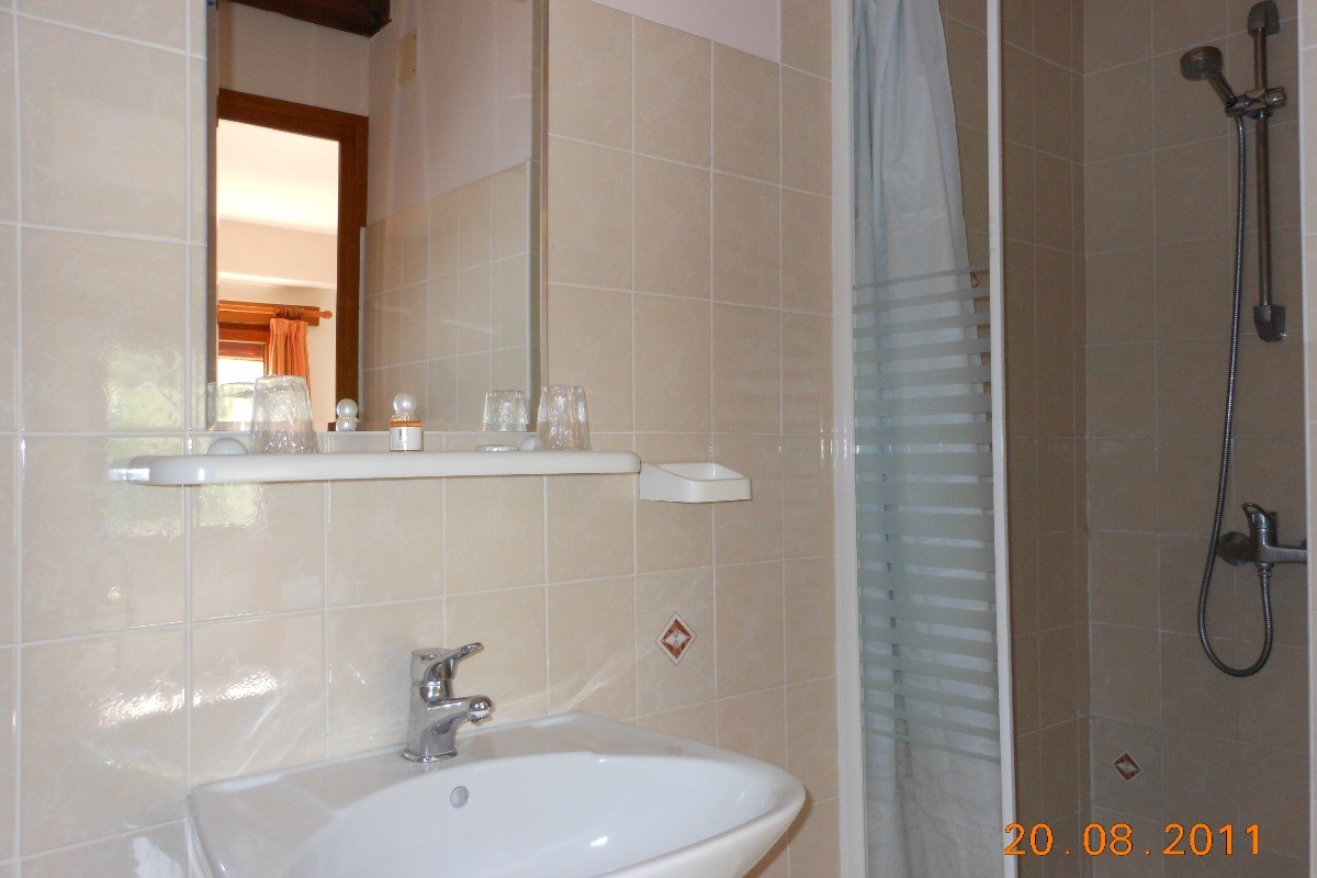 chaque chambre dispose de sa propre salle de bain qui comprend évier, douche et toilettes