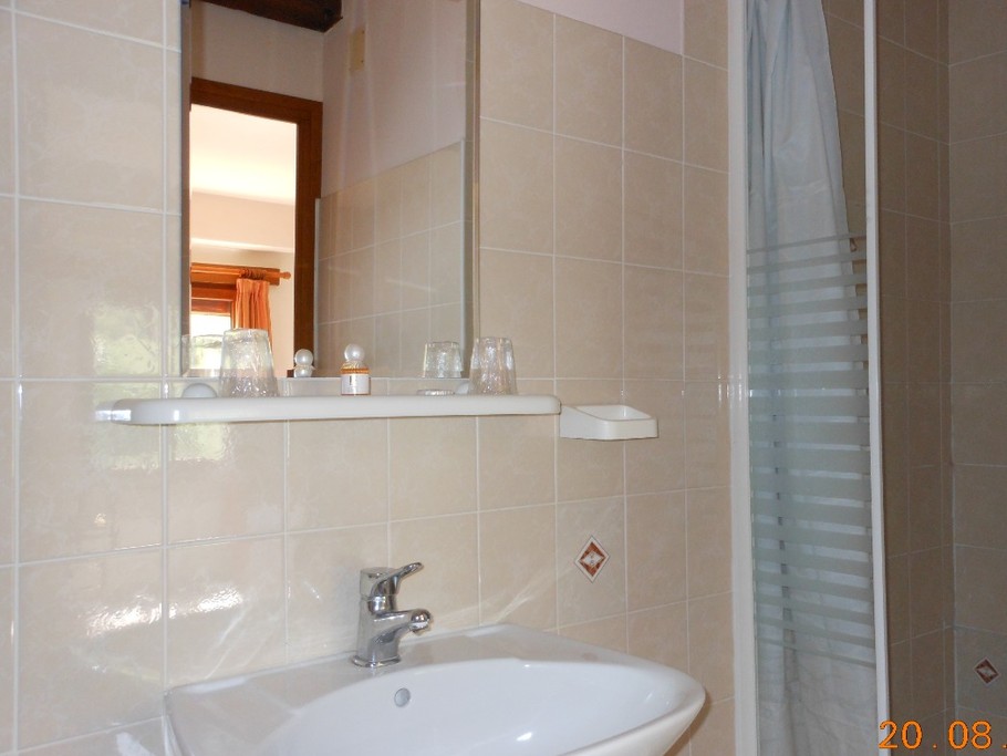 chaque chambre dispose de sa propre salle de bain qui comprend évier, douche et toilettes