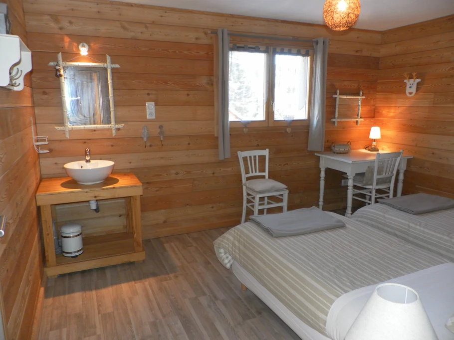 Chambre 1 proximité espace détente. Equipée de 2 lits de 90 cm de large.