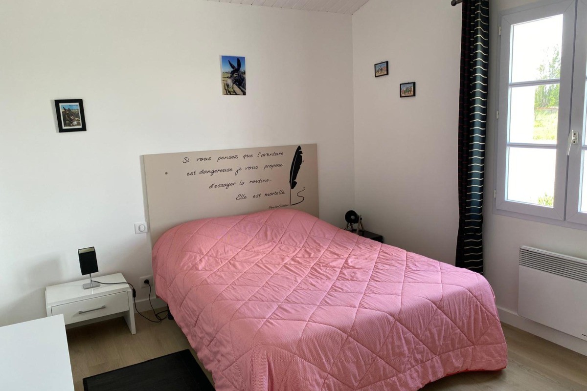 Chambre 3 avec un lit en 140