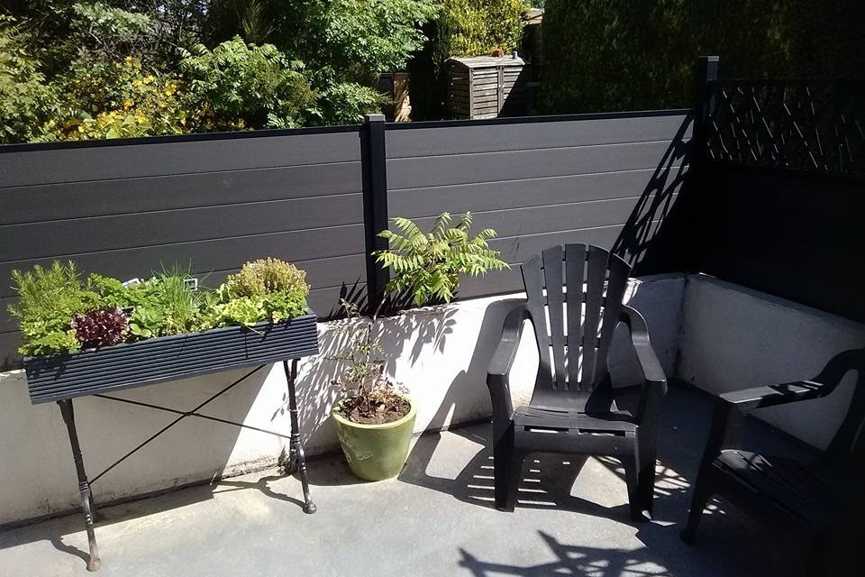 LA TERRASSE et son mini jardinet: persil, salade, ciboulette, thym...