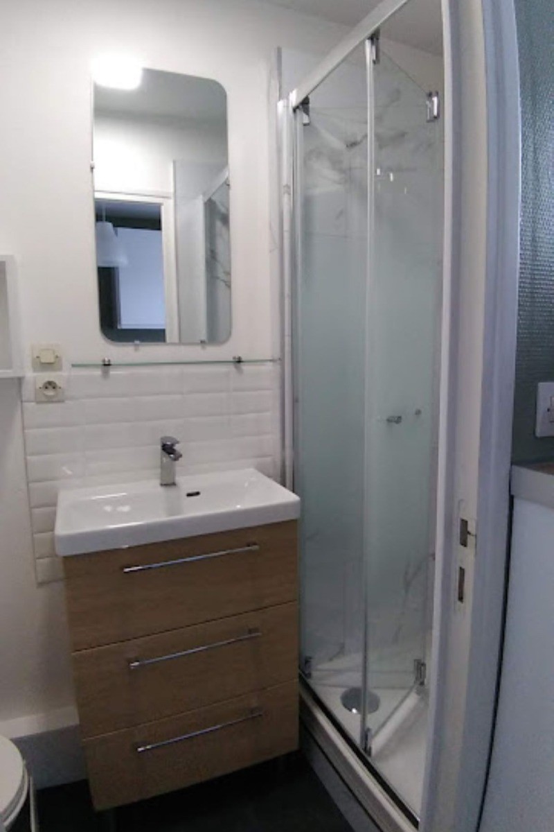 Cabinet de toilette- douche, refait en mars 2024