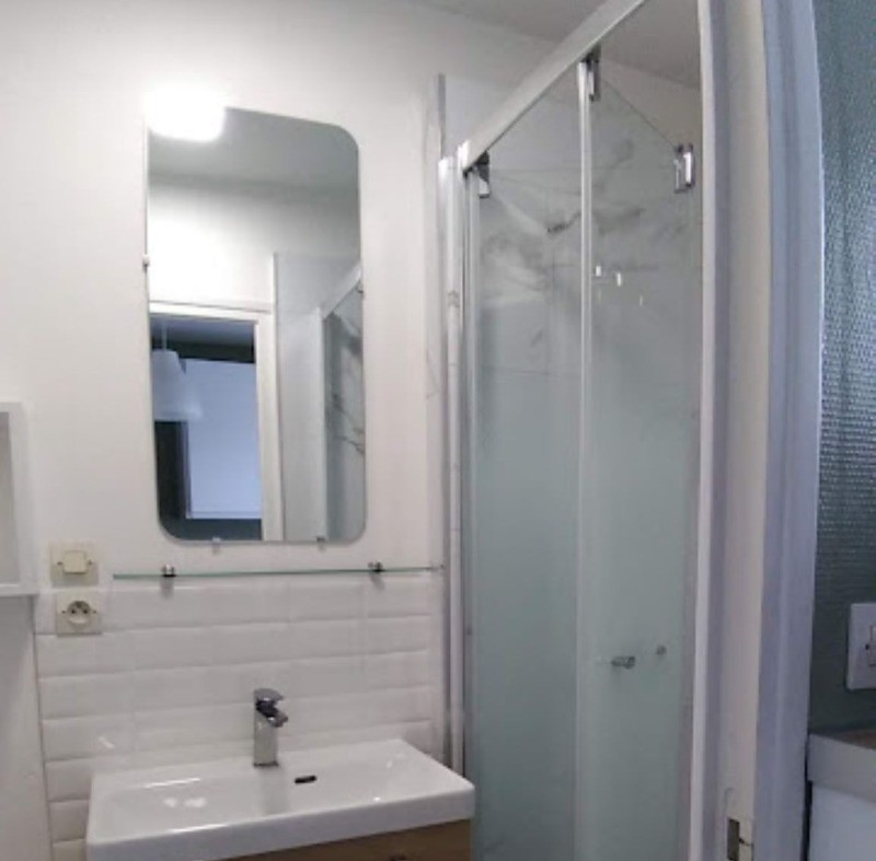 Cabinet de toilette- douche, refait en mars 2024