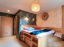 Chambre Sauge au 1er étage de la maison, 1 lit 2 pers. en 140x190 cm, sanitaires privatifs et attenants.