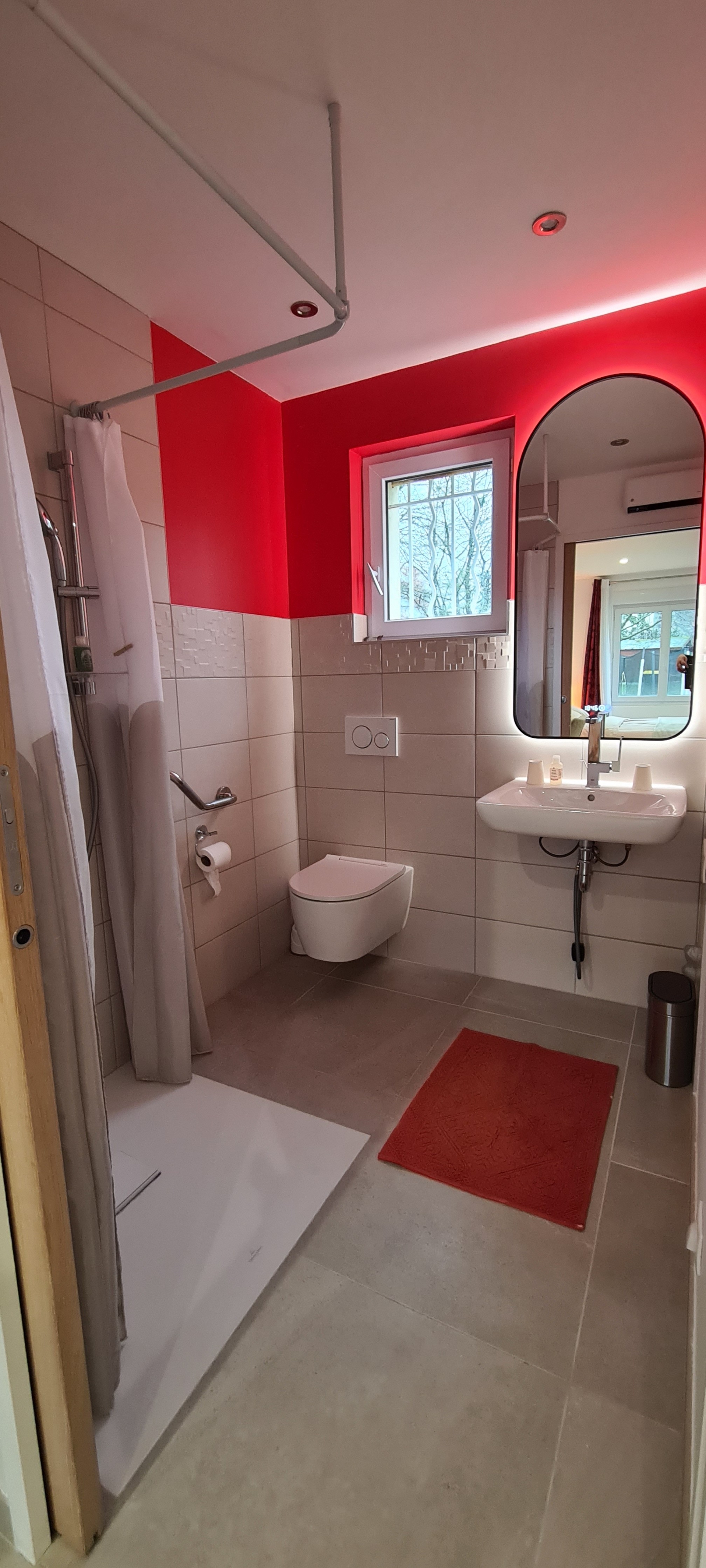 salle d'eau avec lavabo PMR