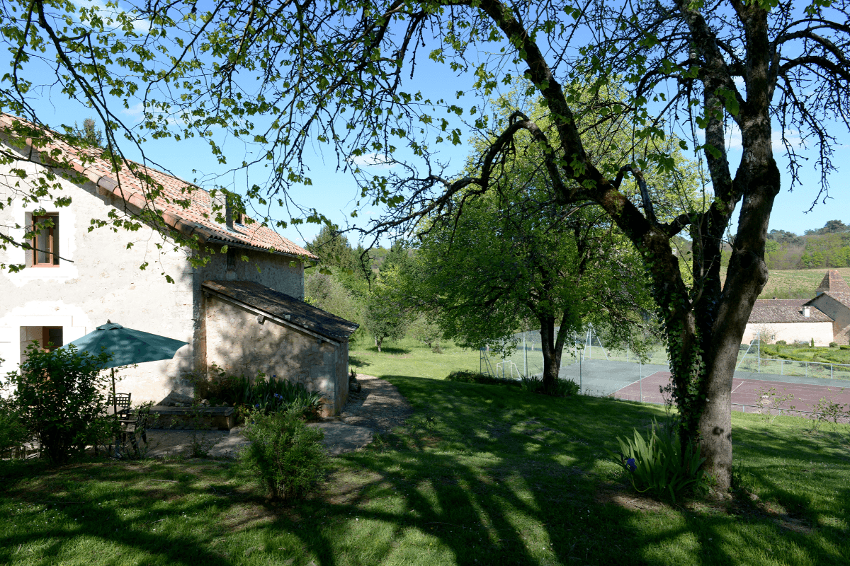 jardin tennis et terrasse