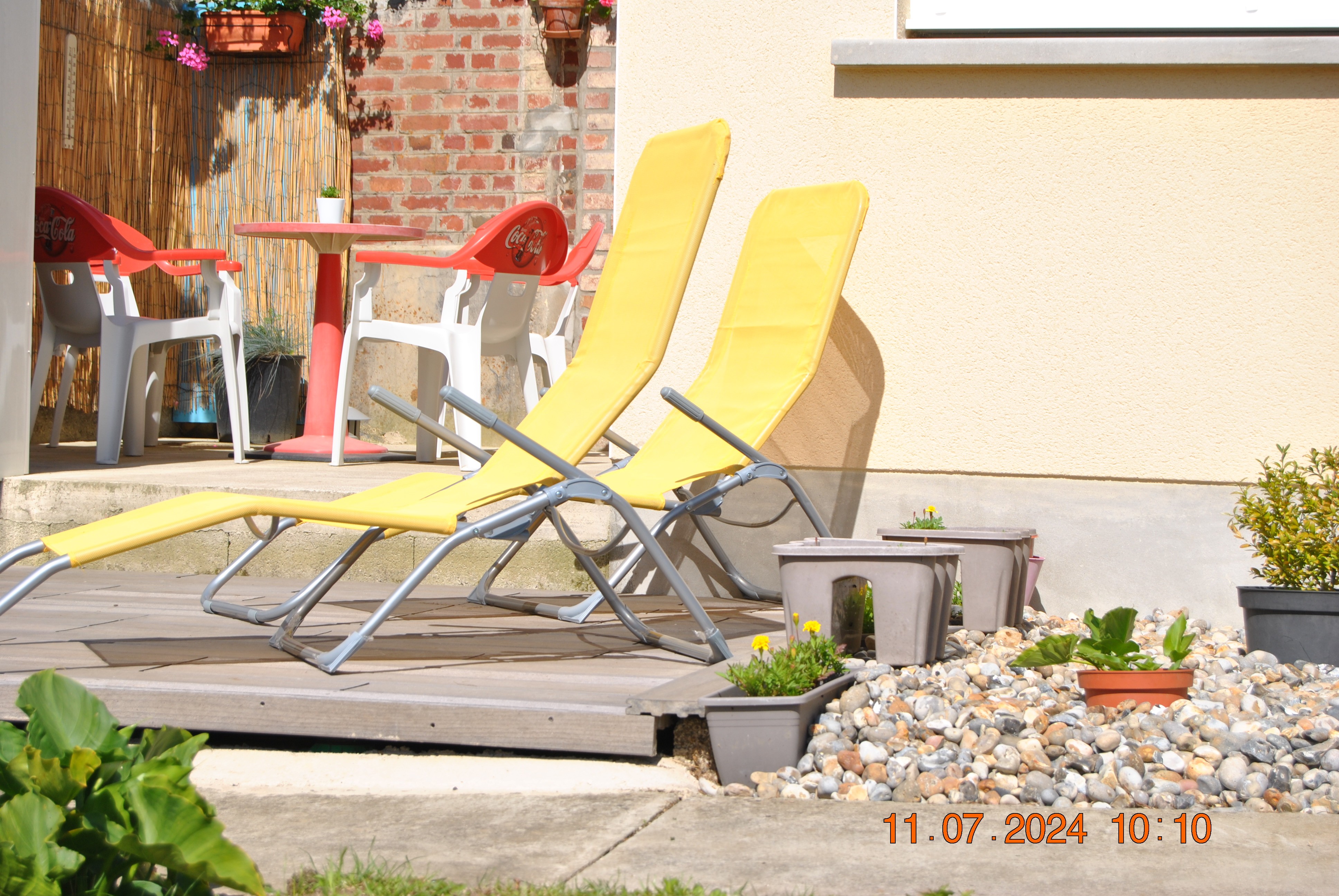 petite terrasse très agréable pour un moment de détente, avec vue sur le grand jardin.
