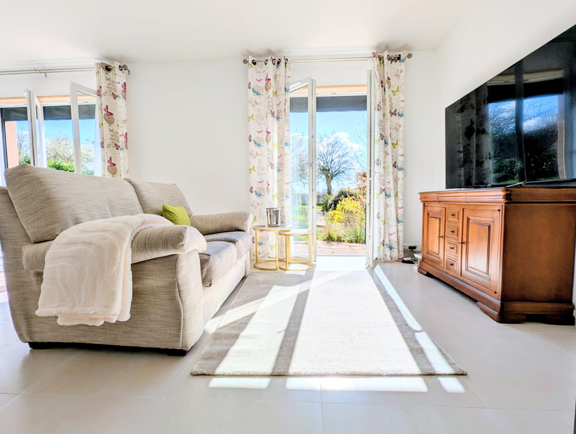 South-facing 4K TV lounge area