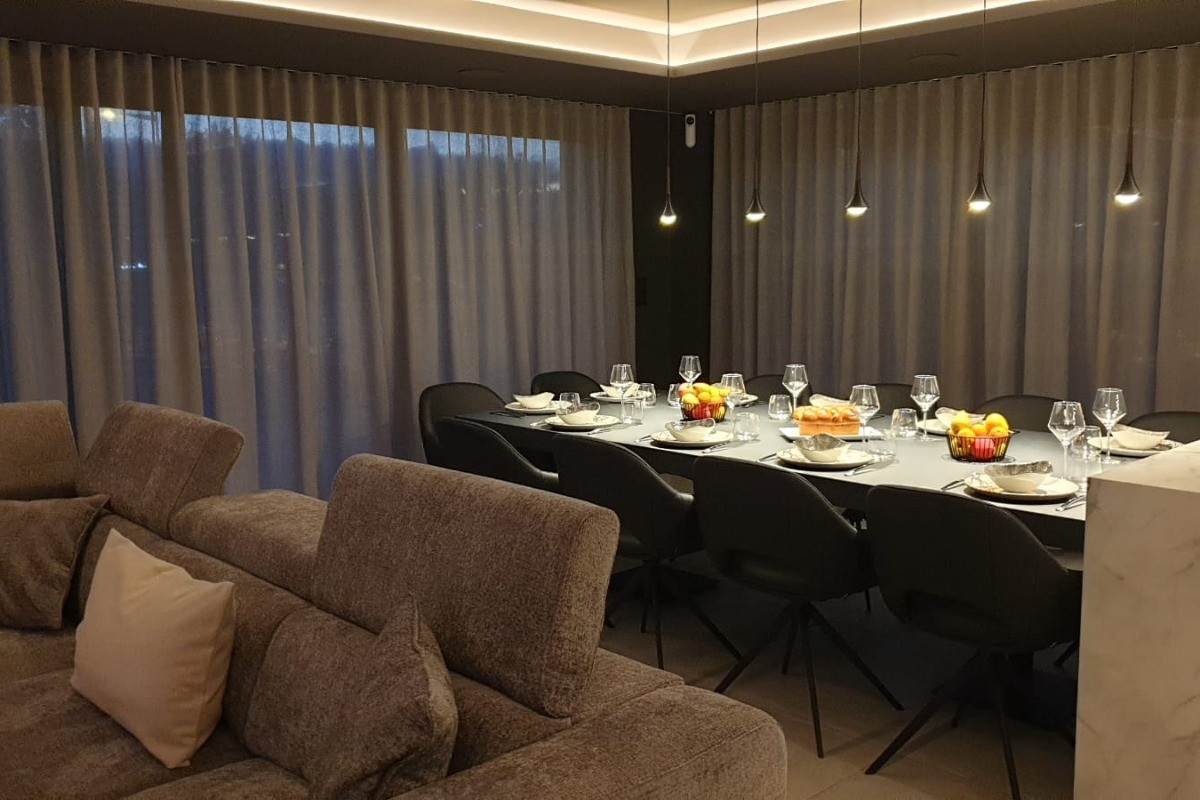 Cuisine ouverte sur le séjour - La Loge aux Loups, maison contemporaine avec piscine intérieure, sauna, local vélo, à 100 m du lac