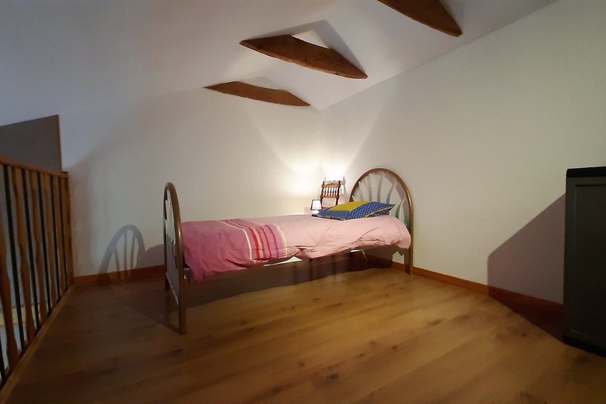 étage : chambre 2 avec mezzanine : 1 lit 2 pers. en 140x190 cm + 1 lit 1 pers. en 90x190 cm