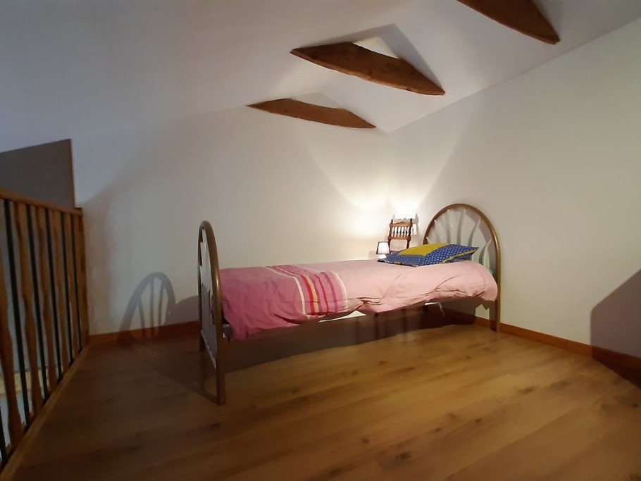 étage : chambre 2 avec mezzanine : 1 lit 2 pers. en 140x190 cm + 1 lit 1 pers. en 90x190 cm