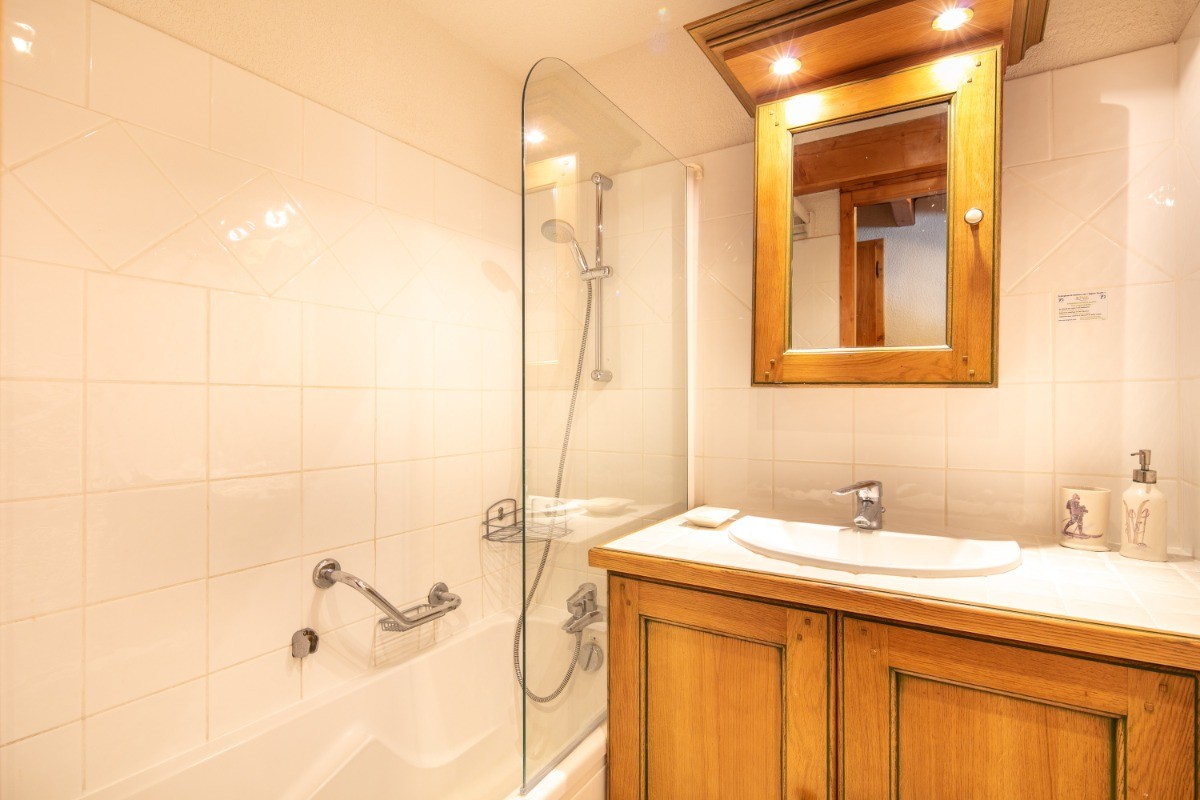 Salle de Bains avec sa baignoire-douche