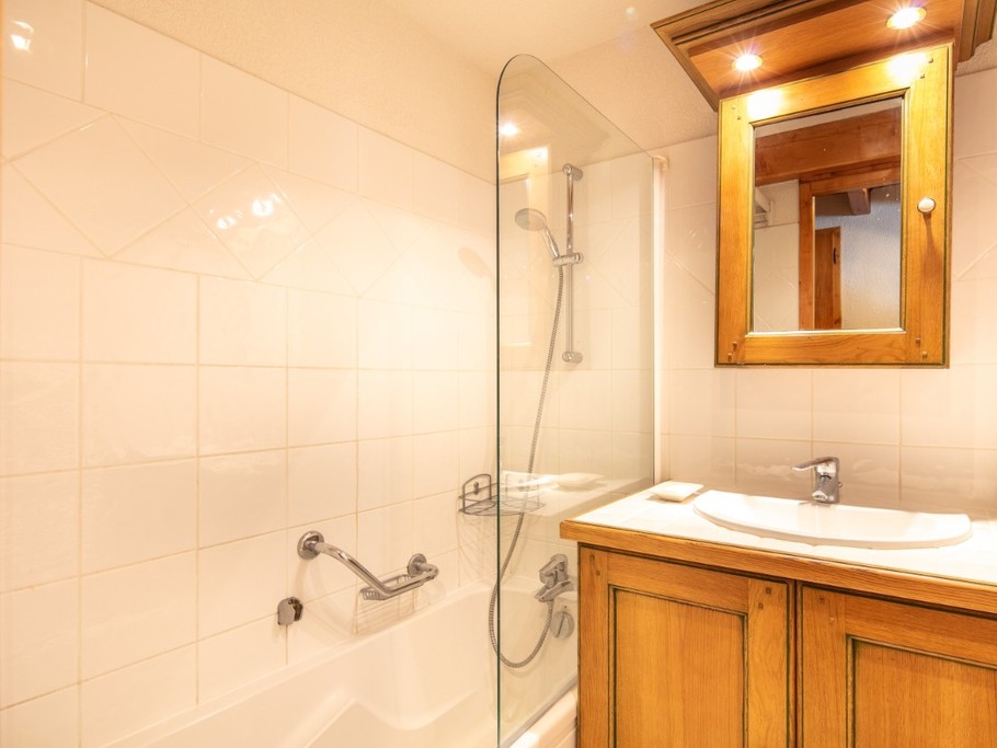 Salle de Bains avec sa baignoire-douche