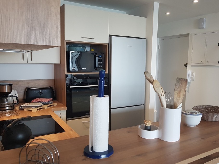 La pièce de vie avec coin cuisine aménagée et toute équipée, coin séjour, coin salon, et véranda.
Appartement entièrement refait à neuf en 2024.