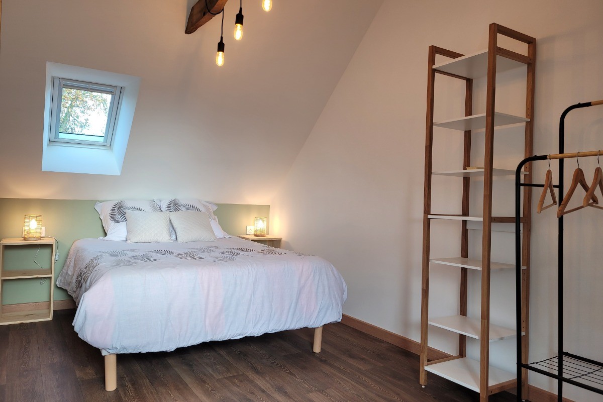Location de vacances, Clévacances, Kerkohann, deuxième chambre de l'étage avec lit 140