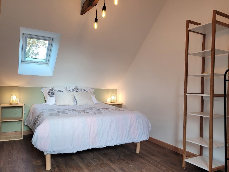 Location de vacances, Clévacances, Kerkohann, deuxième chambre de l'étage avec lit 140